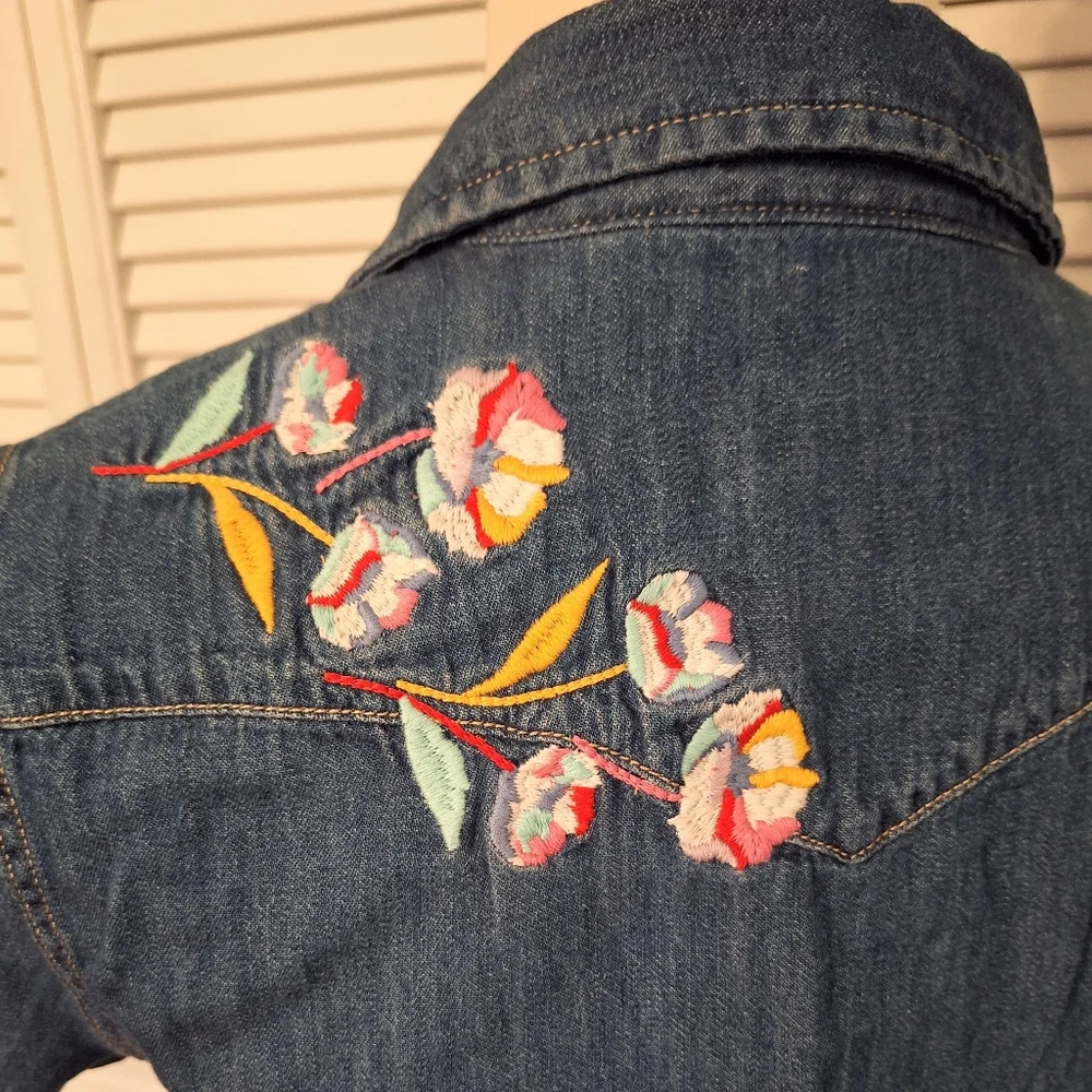 Levi's Soft Denim Short Sleeve Embroidery Button-Up Shirt XS *D2 - Picture 5 of 6